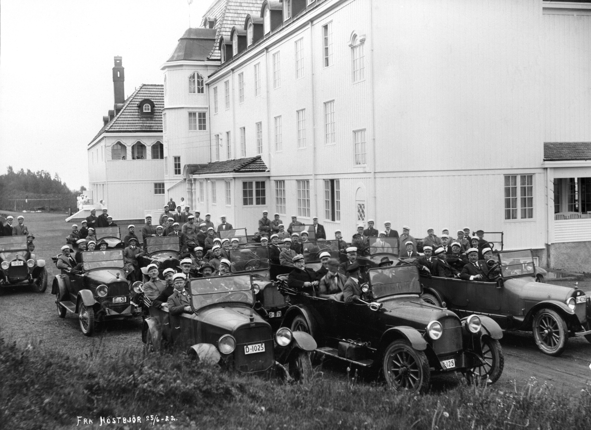 Høsbjør Turisthotell, Furnes, personbiler, sangere. Sangerstevne, Hedmark Sangerlag 25.06.1922.
