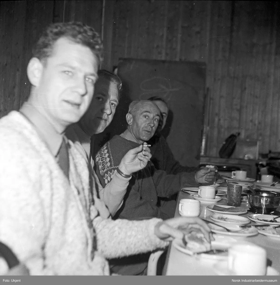 Bespisning. Lunsj/frokost. Sannsynligvis HV øvelse.