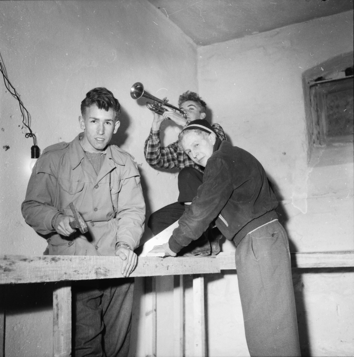 Vardens arkiv. "Tre gutter arbeider på kameraklubbens mørkerom i den gamle posthusgården" 09.04.1954