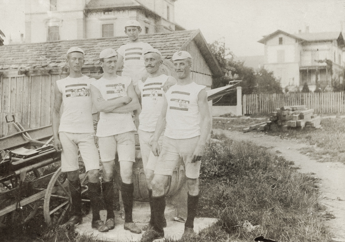 Albert Petersson og regattamannskap i den Nordiske Roforeningen (Nordiska Roddföreningen, N.R.F.) i Zürich. 