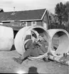 Lunchrast i betongring. Norrlands dragonregemente K4, Umeå, 1955-1956.