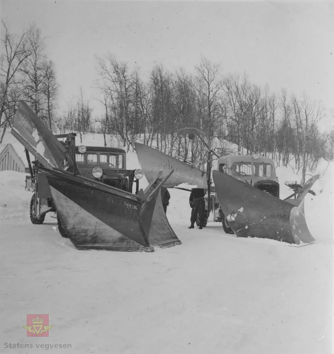 Brøyting med FWD modell SU i Vest-Agder fylke. Spissplog og sideplog. Sideplogen manøvreres manuelt. 

Les vedlegg om snøploger i tilleggsinformasjon. "Vegvesenets redskaper og maskiner 1941," av overingeniør Johs. Eggen. "Kap.23. Snøploger, snøskjermer m.v."