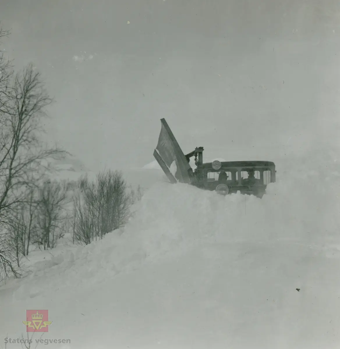 Brøyting med FWD modell SU i Vest-Agder fylke. I følge merking i album.

Les vedlegg om snøploger i tilleggsinformasjon. "Vegvesenets redskaper og maskiner 1941," av overingeniør Johs. Eggen. "Kap.23. Snøploger, snøskjermer m.v."