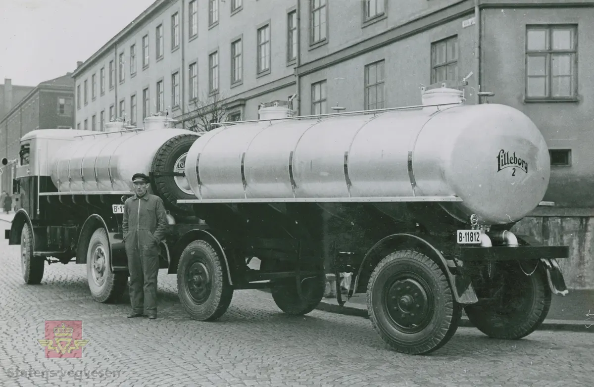 Lilleborgs vogner med kjennemerke B-11812.  "På FWD SU-COE. Fire-hjulstyrte henger fra Ludvik Isaksen, Larvik. 1939." I følge merking i album. 

 "I de siste årene før andre verdenskrig ble det da også solgt en god del FWD-vogner ikke bare til vegetaten, men også til transportører som hadde behov for tøff redskap. Ikke minst var det innenfor skogsnæringen, men til og med Såpefabrikken Lilleborg kjøpte to frambygde firehjulstrekkere med tank både på bil og henger for å kjøre olje fra Øra ved Fredrikstad til Lilleborg i Oslo. I 1937 hadde Colbjørnsen fått agenturet for de amerikanske Cummins dieselmotorene, og Lilleborgs vogner var utstyrt med slike motorer. FWD ène fra Lilleborg tiltrakk seg stor oppmerksomhet."  Sitat fra "Familiefirmaet-utenom allfarvei/2000 årsboken." Colbjørnsen & Co A/S.