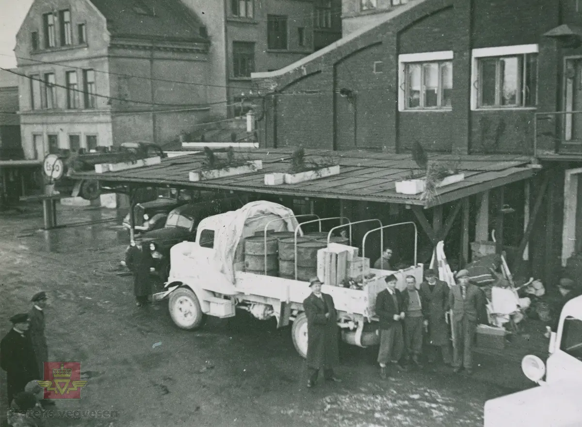 "Det ble av Statens vegvesen utlånt fire eller fem stk. FWD lastebiler modell SU til Finland i 1939. Bilene skulle brøyte vegene til fronten mot Russland. Frivillige sjåfører fra vegvesenet, to til hver vogn ble utrustet med fullt krigsutstyr. Det var offisielt Finlandshjelpen og Colbjørnsen & Co A/S som stod for utlånet av såvel biler, ploger og øvrig utstyr. Bilene ble utstyrt hos Automobilfabrikken." Uttalelse fra sjåfør etterpå: "Russerne var ikke noget problem, men finnen var ikke gode å komme innpå når det led utpå kvelden." I følge merking i album. 
Klikk på pilen til høyre og bla i bildene på veg til Finland. 

Bilde 1) Fra opplastingen i Oslo. 
Bilde 2) Ski og spader var også med.
Bilde 3) Fra opplastingen i Oslo. 
Bilde 4) Disponent Johnny Colbjørnsen står til høyre. 
Bilde 5) Klar til start på veg østover. 
Bilde 6) Det ser ut til ti mann deltok på Findlandsturen. Bildet er tatt i Stockholm. 
Bilde 7 og bilde 8) Bilene og mannskap på kai i Stockholm. 

Sitat fra Automobilfabriken Aamodt & Fiske A/S | Industrimuseum-Norsk industrimuseum.no/bedrifter/automobilfabriken:  "Grunnlagt 1923-avviklet 1972. Ingeniør Ivar Fiske var direktør på den første store norske bilfabrikksatsingen, Norsk Automobilfabrik A/S, på Kambo i Moss i 1916. Denne norske lisensprodusenten av Scania Vabis gikk inn i 1922. Fiske fortsatte i lokalene på Kambo til han i 1928 flyttet til Oslo, og overtok Brød. Christensen Motorindustri ved Myren sammen med kompanjongen Aamodt. Sammen bygde de en ny karroserifabrikk på Sandaker som bygde og tilpasset lastebiler, tankbiler og busser. Virksomheten omfattet produksjon av hydrauliske tipper, hydrauliske anordninger, montasje av lastebiler og tankvogner, samt bygging av karroserier. Fiske hadde selv utviklet en spesiell hydraulisk anordning for lastebiler, "Fiske-tippen," som ble en stor suksess og som ga stor etterspørsel i lastebilbransjen. Fabrikken fikk også store ordrer fra bl.a. BP om leveranser av tankbiler."