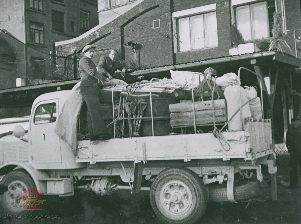 "Det ble av Statens vegvesen utlånt fire eller fem stk. FWD lastebiler modell SU til Finland i 1939. Bilene skulle brøyte vegene til fronten mot Russland. Frivillige sjåfører fra vegvesenet, to til hver vogn ble utrustet med fullt krigsutstyr. Det var offisielt Finlandshjelpen og Colbjørnsen & Co A/S som stod for utlånet av såvel biler, ploger og øvrig utstyr. Bilene ble utstyrt hos Automobilfabrikken." Uttalelse fra sjåfør etterpå: "Russerne var ikke noget problem, men finnen var ikke gode å komme innpå når det led utpå kvelden." I følge merking i album. 
Klikk på pilen til høyre og bla i bildene på veg til Finland. 

Bilde 1) Fra opplastingen i Oslo. 
Bilde 2) Ski og spader var også med.
Bilde 3) Fra opplastingen i Oslo. 
Bilde 4) Disponent Johnny Colbjørnsen står til høyre. 
Bilde 5) Klar til start på veg østover. 
Bilde 6) Det ser ut til ti mann deltok på Findlandsturen. Bildet er tatt i Stockholm. 
Bilde 7 og bilde 8) Bilene og mannskap på kai i Stockholm. 

Sitat fra Automobilfabriken Aamodt & Fiske A/S | Industrimuseum-Norsk industrimuseum.no/bedrifter/automobilfabriken:  "Grunnlagt 1923-avviklet 1972. Ingeniør Ivar Fiske var direktør på den første store norske bilfabrikksatsingen, Norsk Automobilfabrik A/S, på Kambo i Moss i 1916. Denne norske lisensprodusenten av Scania Vabis gikk inn i 1922. Fiske fortsatte i lokalene på Kambo til han i 1928 flyttet til Oslo, og overtok Brød. Christensen Motorindustri ved Myren sammen med kompanjongen Aamodt. Sammen bygde de en ny karroserifabrikk på Sandaker som bygde og tilpasset lastebiler, tankbiler og busser. Virksomheten omfattet produksjon av hydrauliske tipper, hydrauliske anordninger, montasje av lastebiler og tankvogner, samt bygging av karroserier. Fiske hadde selv utviklet en spesiell hydraulisk anordning for lastebiler, "Fiske-tippen," som ble en stor suksess og som ga stor etterspørsel i lastebilbransjen. Fabrikken fikk også store ordrer fra bl.a. BP om leveranser av tankbiler."