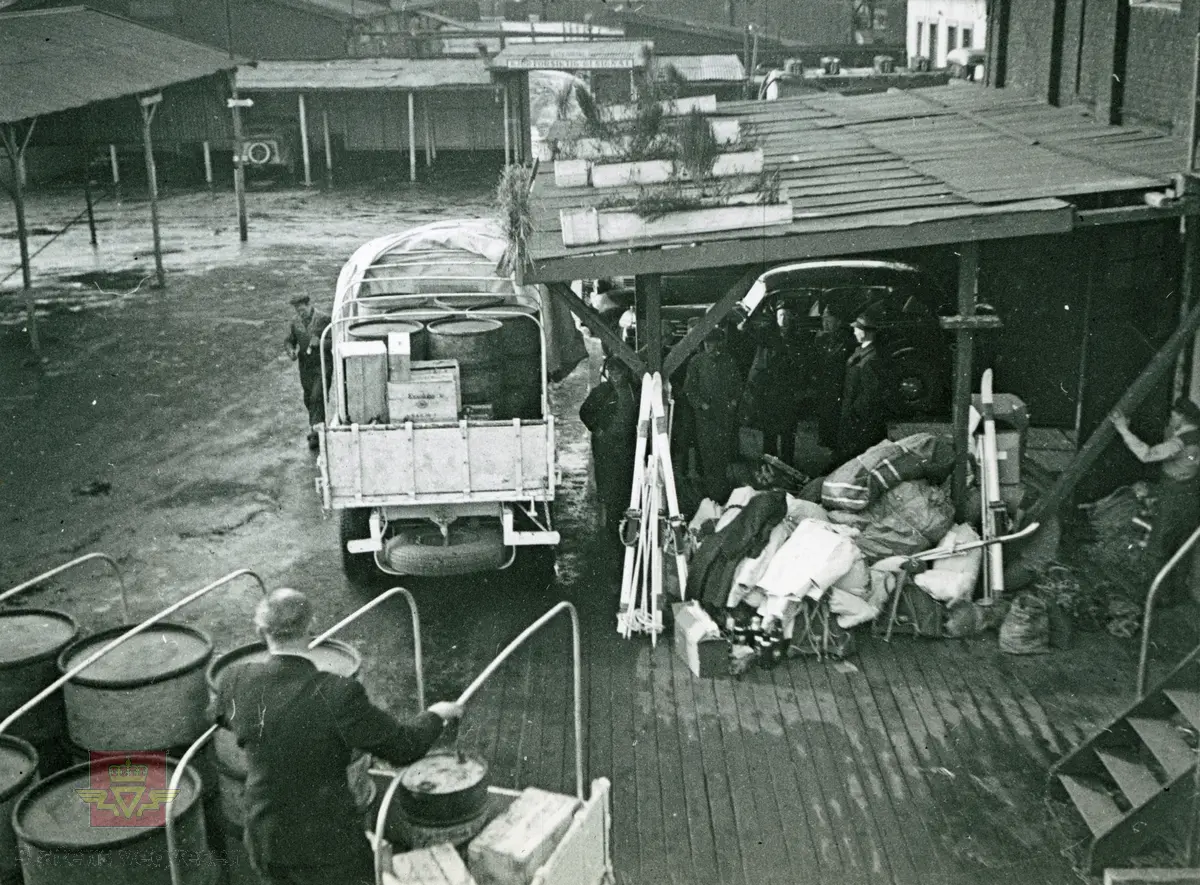 "Det ble av Statens vegvesen utlånt fire eller fem stk. FWD lastebiler modell SU til Finland i 1939. Bilene skulle brøyte vegene til fronten mot Russland. Frivillige sjåfører fra vegvesenet, to til hver vogn ble utrustet med fullt krigsutstyr. Det var offisielt Finlandshjelpen og Colbjørnsen & Co A/S som stod for utlånet av såvel biler, ploger og øvrig utstyr. Bilene ble utstyrt hos Automobilfabrikken." Uttalelse fra sjåfør etterpå: "Russerne var ikke noget problem, men finnen var ikke gode å komme innpå når det led utpå kvelden." I følge merking i album. 
Klikk på pilen til høyre og bla i bildene på veg til Finland. 

Bilde 1) Fra opplastingen i Oslo. 
Bilde 2) Ski og spader var også med.
Bilde 3) Fra opplastingen i Oslo. 
Bilde 4) Disponent Johnny Colbjørnsen står til høyre. 
Bilde 5) Klar til start på veg østover. 
Bilde 6) Det ser ut til ti mann deltok på Findlandsturen. Bildet er tatt i Stockholm. 
Bilde 7 og bilde 8) Bilene og mannskap på kai i Stockholm. 

Sitat fra Automobilfabriken Aamodt & Fiske A/S | Industrimuseum-Norsk industrimuseum.no/bedrifter/automobilfabriken:  "Grunnlagt 1923-avviklet 1972. Ingeniør Ivar Fiske var direktør på den første store norske bilfabrikksatsingen, Norsk Automobilfabrik A/S, på Kambo i Moss i 1916. Denne norske lisensprodusenten av Scania Vabis gikk inn i 1922. Fiske fortsatte i lokalene på Kambo til han i 1928 flyttet til Oslo, og overtok Brød. Christensen Motorindustri ved Myren sammen med kompanjongen Aamodt. Sammen bygde de en ny karroserifabrikk på Sandaker som bygde og tilpasset lastebiler, tankbiler og busser. Virksomheten omfattet produksjon av hydrauliske tipper, hydrauliske anordninger, montasje av lastebiler og tankvogner, samt bygging av karroserier. Fiske hadde selv utviklet en spesiell hydraulisk anordning for lastebiler, "Fiske-tippen," som ble en stor suksess og som ga stor etterspørsel i lastebilbransjen. Fabrikken fikk også store ordrer fra bl.a. BP om leveranser av tankbiler."