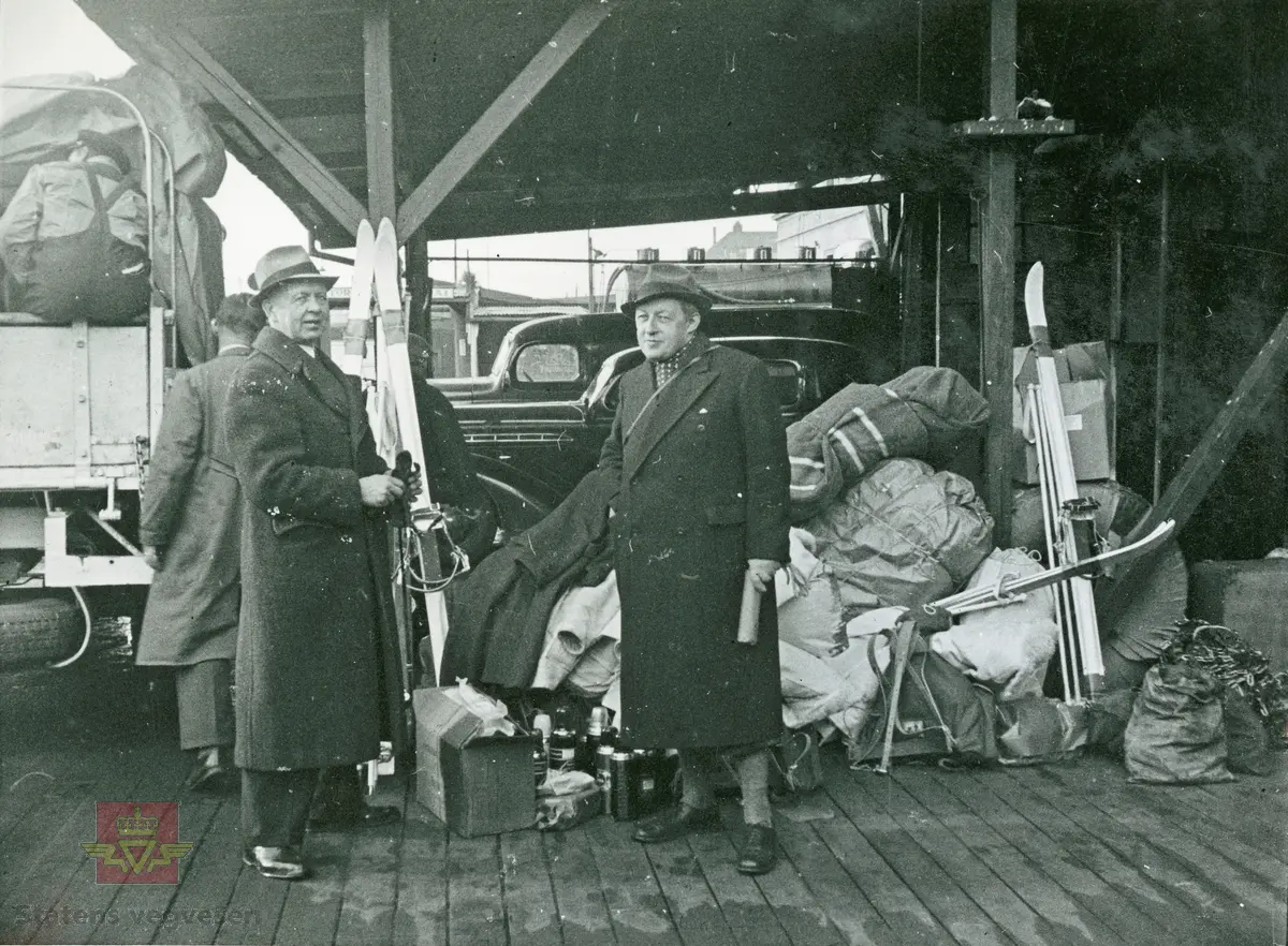 "Det ble av Statens vegvesen utlånt fire eller fem stk. FWD lastebiler modell SU til Finland i 1939. Bilene skulle brøyte vegene til fronten mot Russland. Frivillige sjåfører fra vegvesenet, to til hver vogn ble utrustet med fullt krigsutstyr. Det var offisielt Finlandshjelpen og Colbjørnsen & Co A/S som stod for utlånet av såvel biler, ploger og øvrig utstyr. Bilene ble utstyrt hos Automobilfabrikken." Uttalelse fra sjåfør etterpå: "Russerne var ikke noget problem, men finnen var ikke gode å komme innpå når det led utpå kvelden." I følge merking i album. 
Klikk på pilen til høyre og bla i bildene på veg til Finland. 

Bilde 1) Fra opplastingen i Oslo. 
Bilde 2) Ski og spader var også med.
Bilde 3) Fra opplastingen i Oslo. 
Bilde 4) Disponent Johnny Colbjørnsen står til høyre. 
Bilde 5) Klar til start på veg østover. 
Bilde 6) Det ser ut til ti mann deltok på Findlandsturen. Bildet er tatt i Stockholm. 
Bilde 7 og bilde 8) Bilene og mannskap på kai i Stockholm. 

Sitat fra Automobilfabriken Aamodt & Fiske A/S | Industrimuseum-Norsk industrimuseum.no/bedrifter/automobilfabriken:  "Grunnlagt 1923-avviklet 1972. Ingeniør Ivar Fiske var direktør på den første store norske bilfabrikksatsingen, Norsk Automobilfabrik A/S, på Kambo i Moss i 1916. Denne norske lisensprodusenten av Scania Vabis gikk inn i 1922. Fiske fortsatte i lokalene på Kambo til han i 1928 flyttet til Oslo, og overtok Brød. Christensen Motorindustri ved Myren sammen med kompanjongen Aamodt. Sammen bygde de en ny karroserifabrikk på Sandaker som bygde og tilpasset lastebiler, tankbiler og busser. Virksomheten omfattet produksjon av hydrauliske tipper, hydrauliske anordninger, montasje av lastebiler og tankvogner, samt bygging av karroserier. Fiske hadde selv utviklet en spesiell hydraulisk anordning for lastebiler, "Fiske-tippen," som ble en stor suksess og som ga stor etterspørsel i lastebilbransjen. Fabrikken fikk også store ordrer fra bl.a. BP om leveranser av tankbiler."