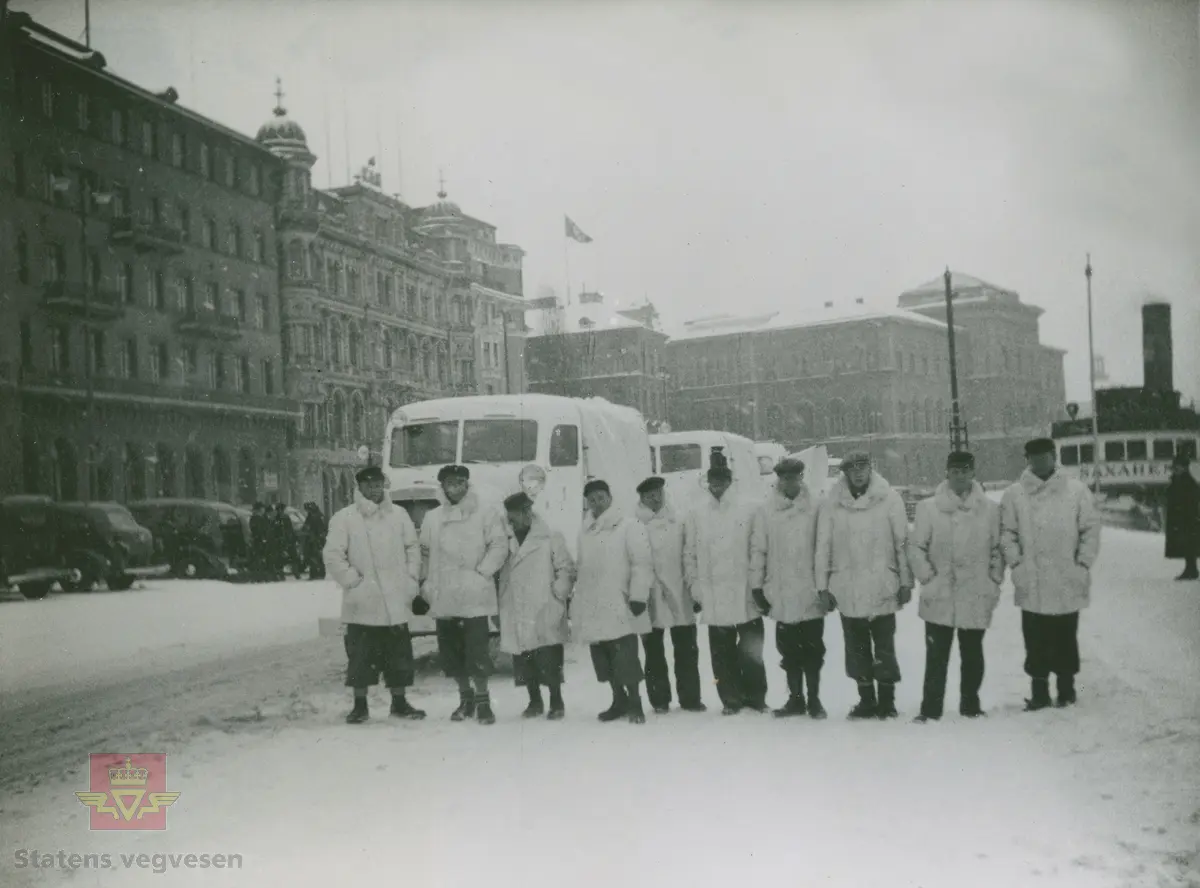 "Det ble av Statens vegvesen utlånt fire eller fem stk. FWD lastebiler modell SU til Finland i 1939. Bilene skulle brøyte vegene til fronten mot Russland. Frivillige sjåfører fra vegvesenet, to til hver vogn ble utrustet med fullt krigsutstyr. Det var offisielt Finlandshjelpen og Colbjørnsen & Co A/S som stod for utlånet av såvel biler, ploger og øvrig utstyr. Bilene ble utstyrt hos Automobilfabrikken." Uttalelse fra sjåfør etterpå: "Russerne var ikke noget problem, men finnen var ikke gode å komme innpå når det led utpå kvelden." I følge merking i album. 
Klikk på pilen til høyre og bla i bildene på veg til Finland. 

Bilde 1) Fra opplastingen i Oslo. 
Bilde 2) Ski og spader var også med.
Bilde 3) Fra opplastingen i Oslo. 
Bilde 4) Disponent Johnny Colbjørnsen står til høyre. 
Bilde 5) Klar til start på veg østover. 
Bilde 6) Det ser ut til ti mann deltok på Findlandsturen. Bildet er tatt i Stockholm. 
Bilde 7 og bilde 8) Bilene og mannskap på kai i Stockholm. 

Sitat fra Automobilfabriken Aamodt & Fiske A/S | Industrimuseum-Norsk industrimuseum.no/bedrifter/automobilfabriken:  "Grunnlagt 1923-avviklet 1972. Ingeniør Ivar Fiske var direktør på den første store norske bilfabrikksatsingen, Norsk Automobilfabrik A/S, på Kambo i Moss i 1916. Denne norske lisensprodusenten av Scania Vabis gikk inn i 1922. Fiske fortsatte i lokalene på Kambo til han i 1928 flyttet til Oslo, og overtok Brød. Christensen Motorindustri ved Myren sammen med kompanjongen Aamodt. Sammen bygde de en ny karroserifabrikk på Sandaker som bygde og tilpasset lastebiler, tankbiler og busser. Virksomheten omfattet produksjon av hydrauliske tipper, hydrauliske anordninger, montasje av lastebiler og tankvogner, samt bygging av karroserier. Fiske hadde selv utviklet en spesiell hydraulisk anordning for lastebiler, "Fiske-tippen," som ble en stor suksess og som ga stor etterspørsel i lastebilbransjen. Fabrikken fikk også store ordrer fra bl.a. BP om leveranser av tankbiler."