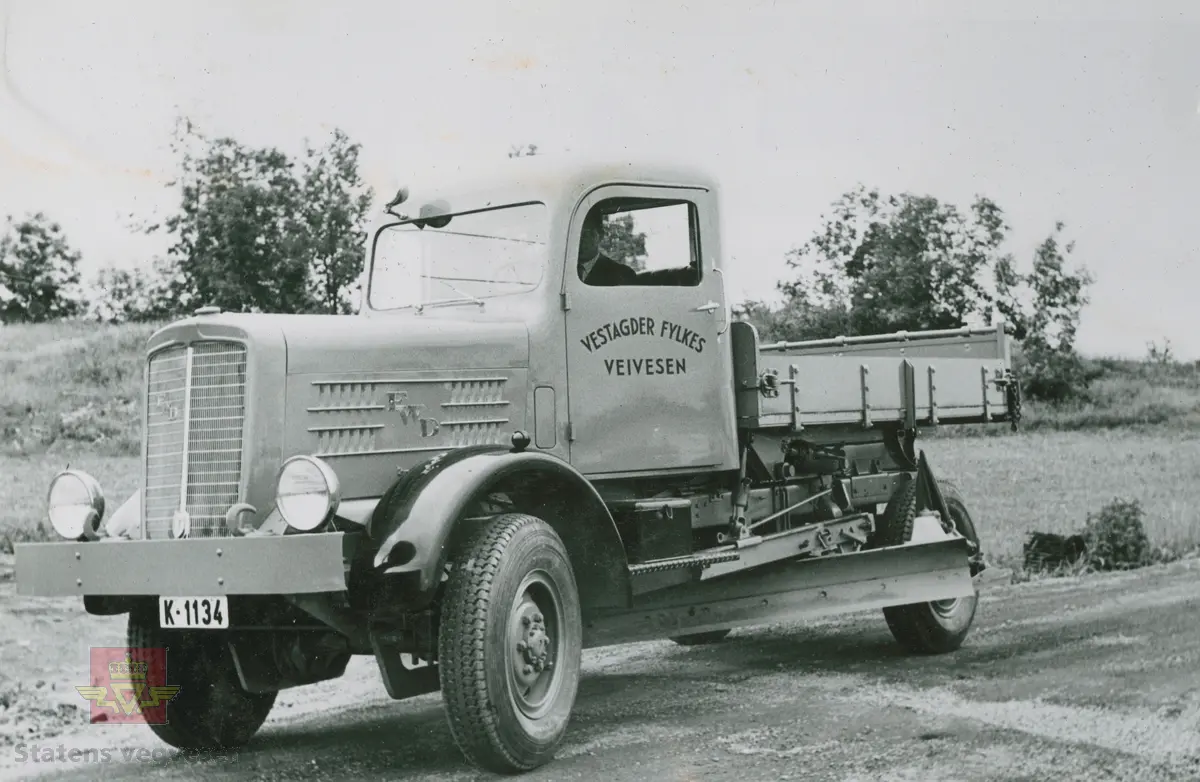 "Vest-Agder Fylkes Veivesens FWD lastebil modell HG utstyrt med Willett veiskraper. Levert 1939." I følge merking i album.
Kjennemerke K-1134.