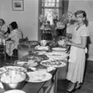 Svenska Postmannaförbundets semesterhem Norregård i
Falsterbo.  Foton aug 1953.  (Se reportage i tidningen PS nr
4-5/1953).  Fröken Yrsa Nilsson dukar lunchbord i matsalen Solhäll, en bits promenad från Norregård.