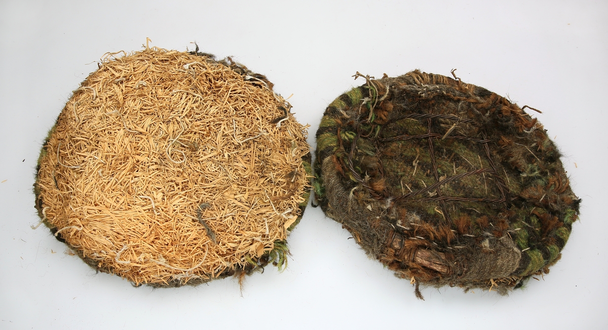 Et par truger med grovstrikket stoff av grovfibret garn og foret med halm. Fotbøylene er av ståltråd