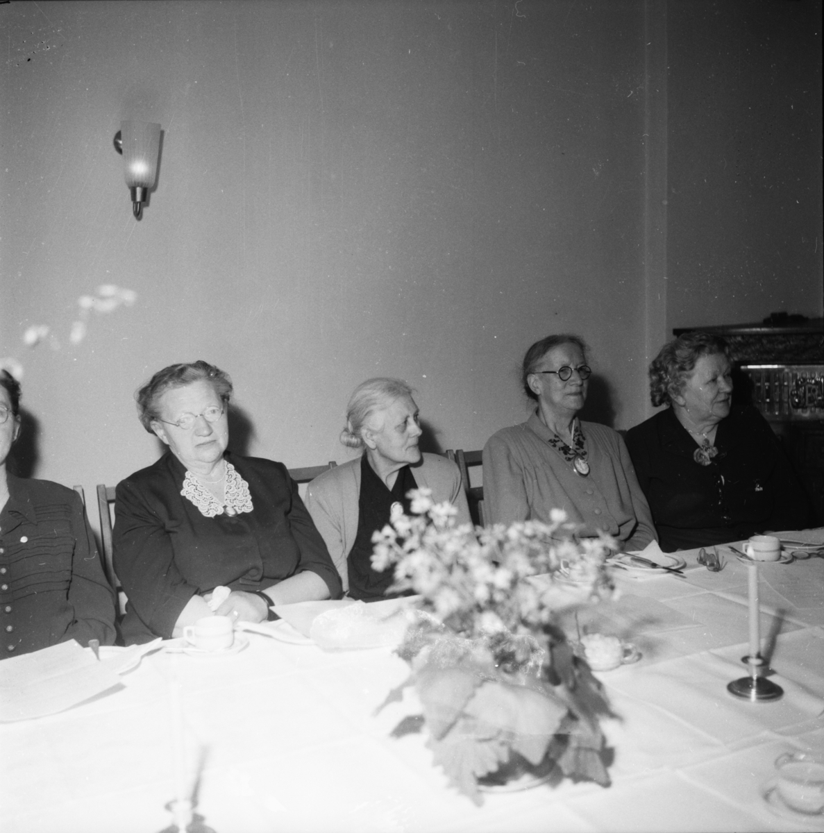Vardens arkiv. "Kvinnfolk på Norøna. (50 år siden de gikk på skole)" 07.04.1954