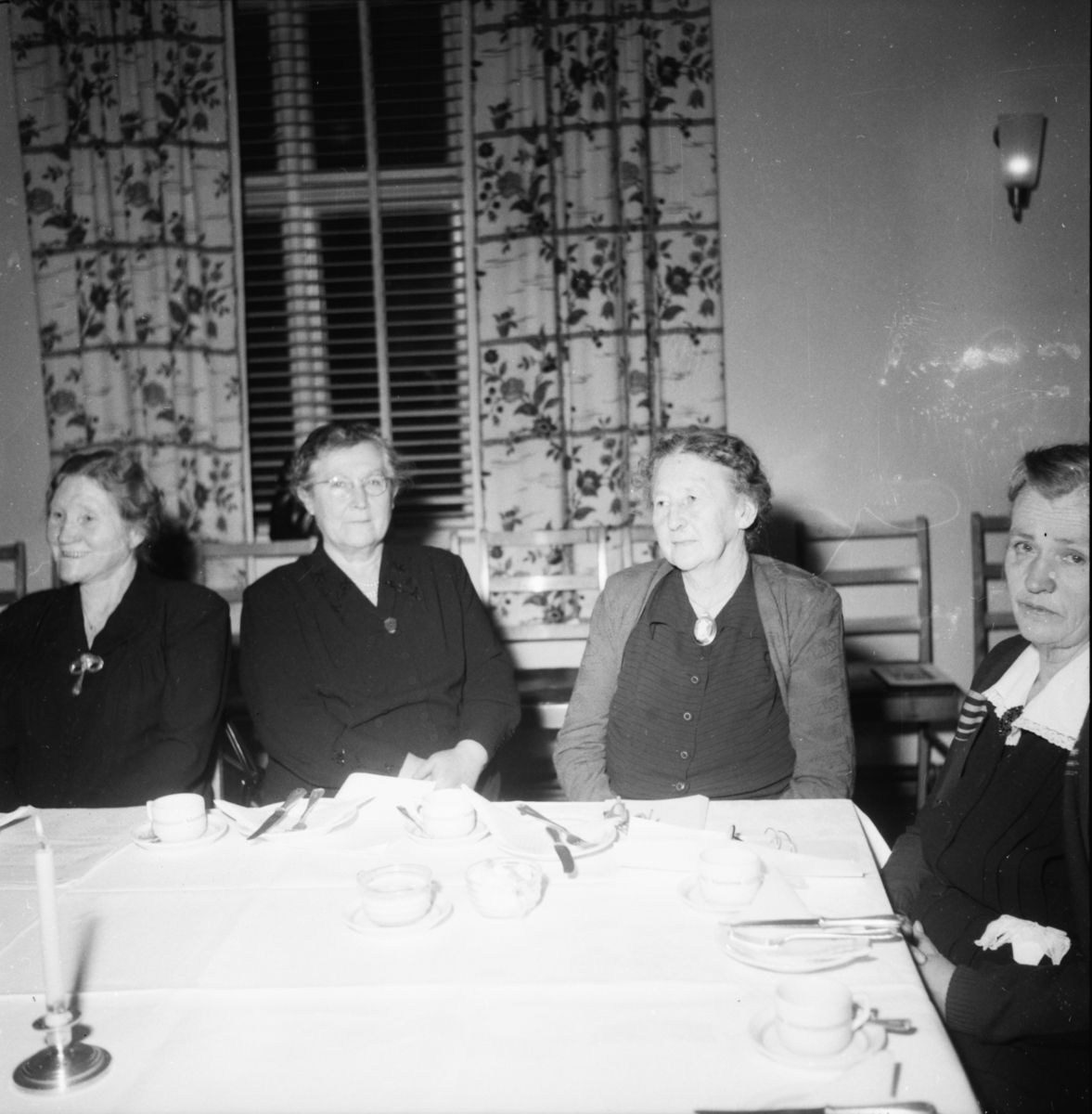 Vardens arkiv. "Kvinnfolk på Norøna. (50 år siden de gikk på skole)" 07.04.1954