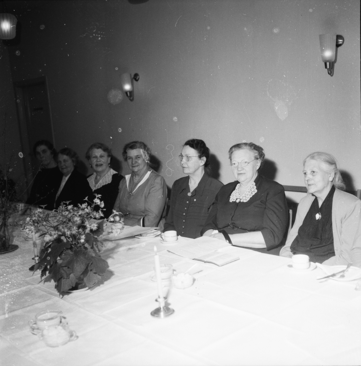 Vardens arkiv. "Kvinnfolk på Norøna. (50 år siden de gikk på skole)" 07.04.1954