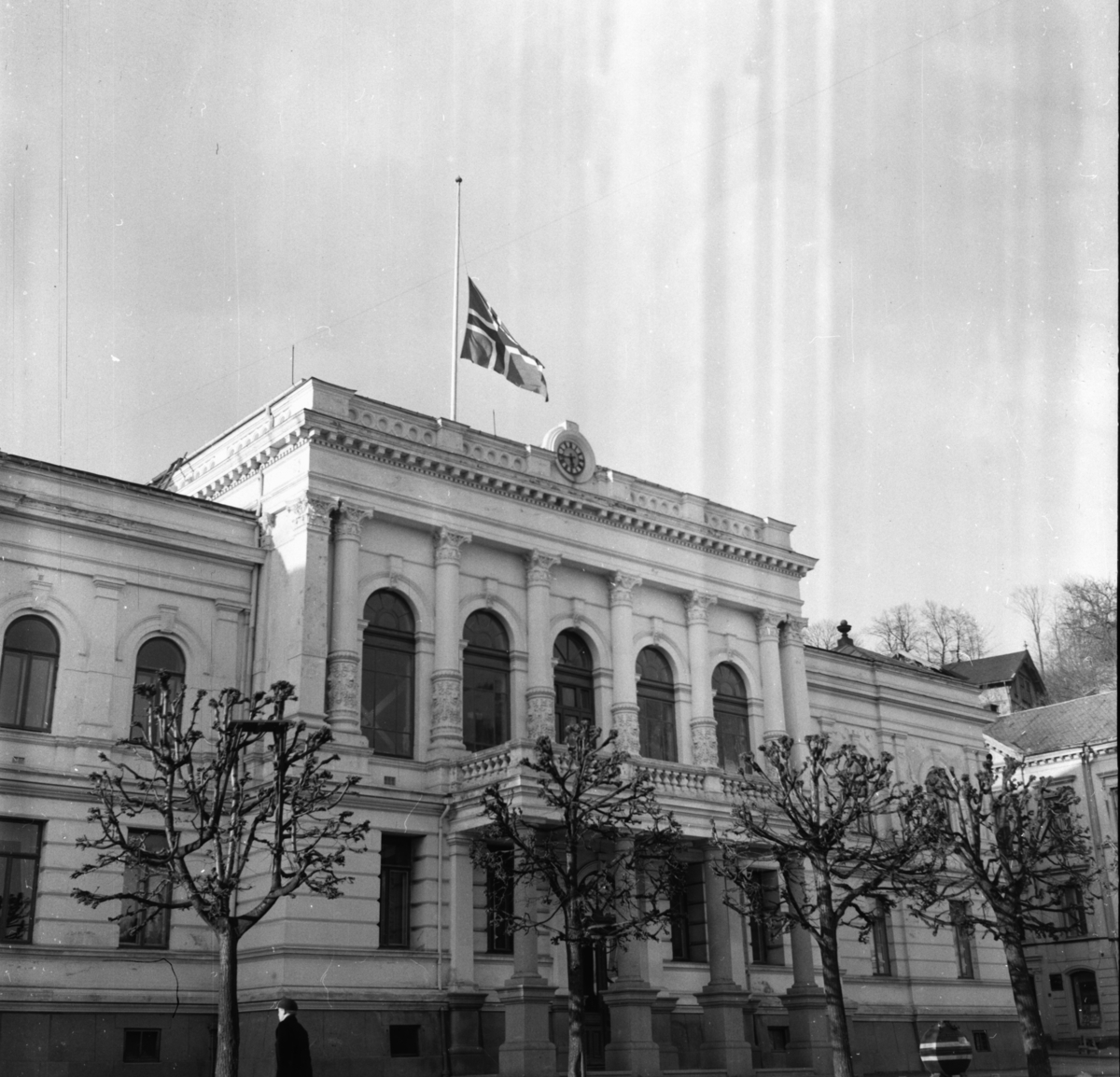 Vardens arkiv. "Flagg på halv stang. Kronprinsesse Märtha døde i dag" 05.04.1954