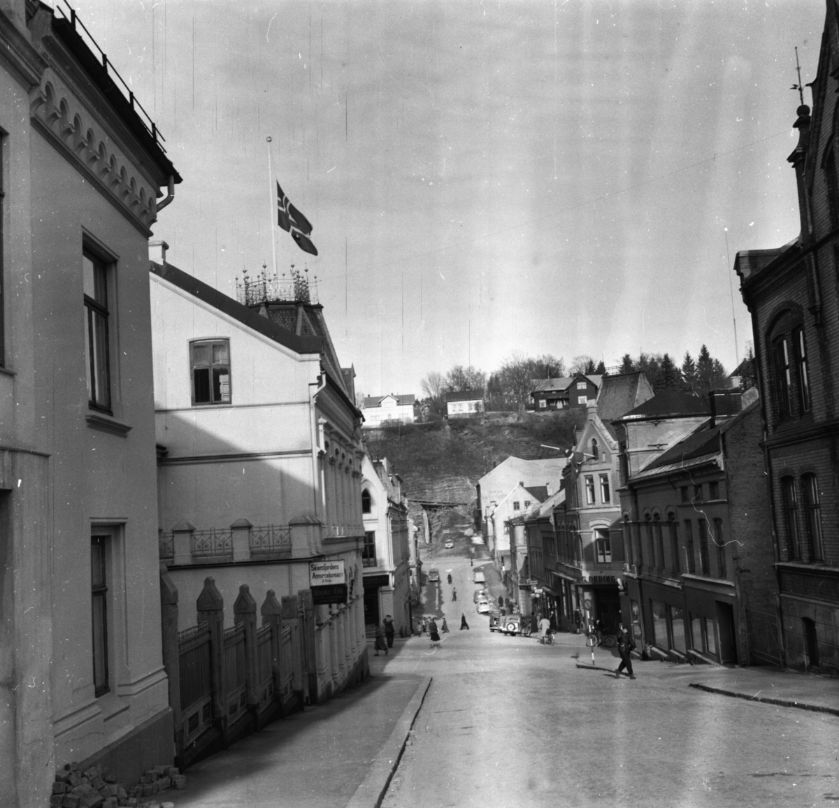 Vardens arkiv. "Flagg på halv stang. Kronprinsesse Märtha døde i dag" 05.04.1954