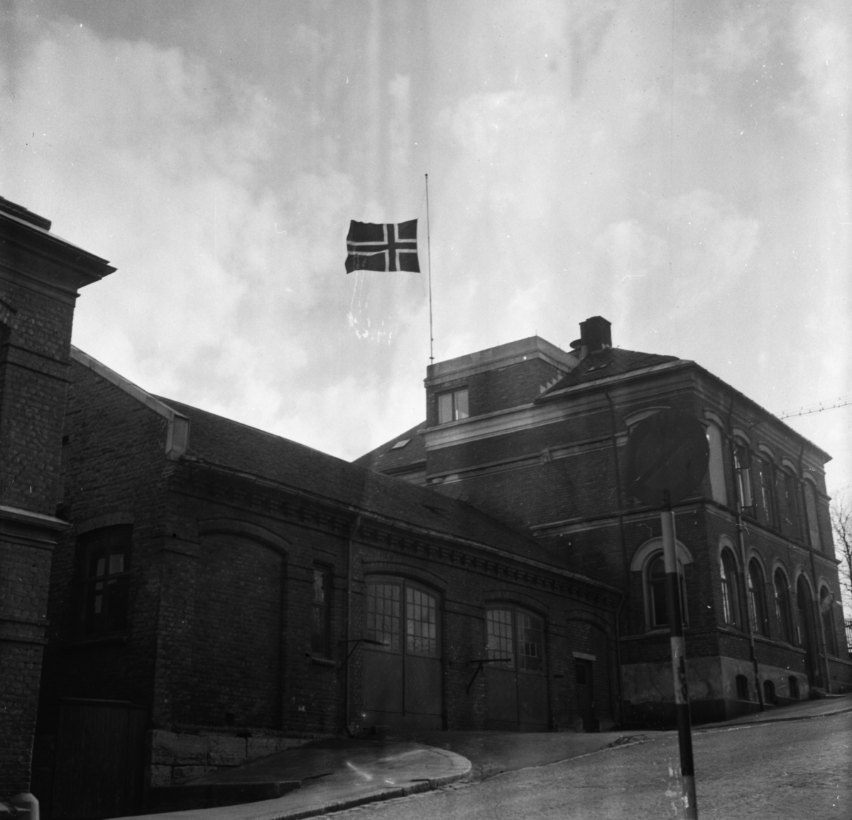 Vardens arkiv. "Flagg på halv stang. Kronprinsesse Märtha døde i dag" 05.04.1954