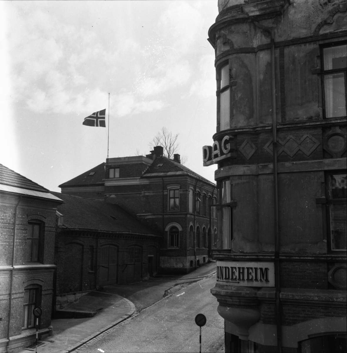 Vardens arkiv. "Flagg på halv stang. Kronprinsesse Märtha døde i dag" 05.04.1954