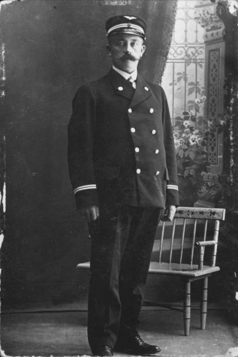 Konduktør eller lokfører i uniform.
