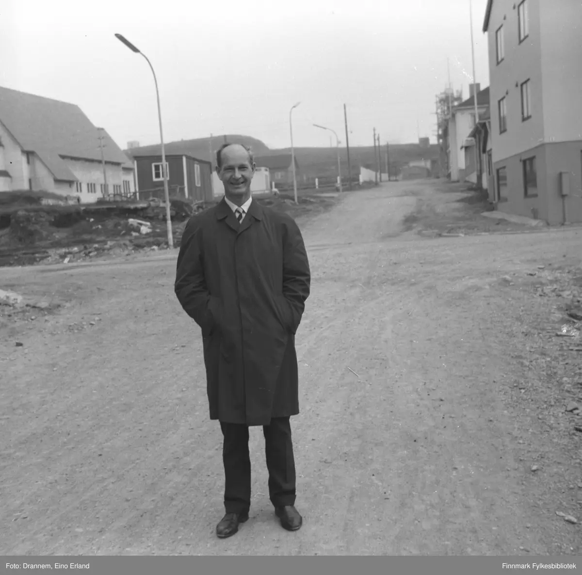 Valter Gabrielsen fotografert i Brodtkorbs gate i krysset mellom Brodtkorbs gate og Kristian 4 gate i Vardø. Deler av Vardø kirke oppe til venstre.