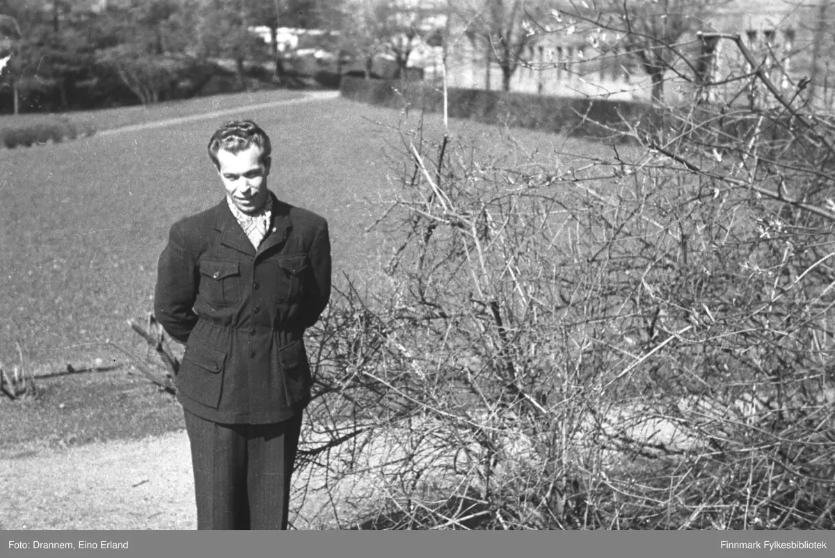 Gunnar Grunnfoss poserer for fotografen i en Park i Oslo.
