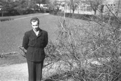 Gunnar Grunnfoss poserer for fotografen i en Park i Oslo.