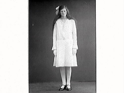 Kvinnoporträtt. Troligen konfirmationsporträtt. Ester Andersson, Diseflat.