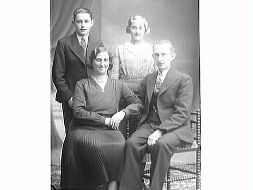 Familjebild. Skräddarmästare Karl Karlsson med familj.