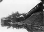 Järnvägsolycka, 3 km från Järnforsen å linjen Hvetlanda - Målilla station, den 17 december 1910, kl 17,45. 
Postvagnen närmast boggievagnen, utan golv och med sönderslagna väggar.