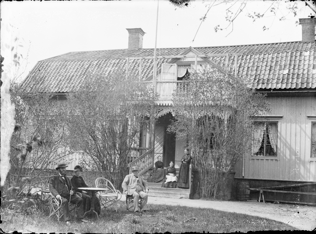 "Borgmästargården". I ljus kostym borgmästare Johan Wahlund och stående på trappan hans husföreståndarrinna Maria Lindberg, Östhammar, Uppland 1900
