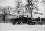 Nilssons begravningsbil vid Börstils kyrka, Uppland