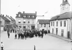 Godtemplarlogens nykterhetsdemonstration passerar torget, Östhammar, Uppland