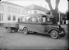 Mjölktransport - Oskar Janssons buss med mjölkkannor på släpet, hamnen i Öregrund, Uppland