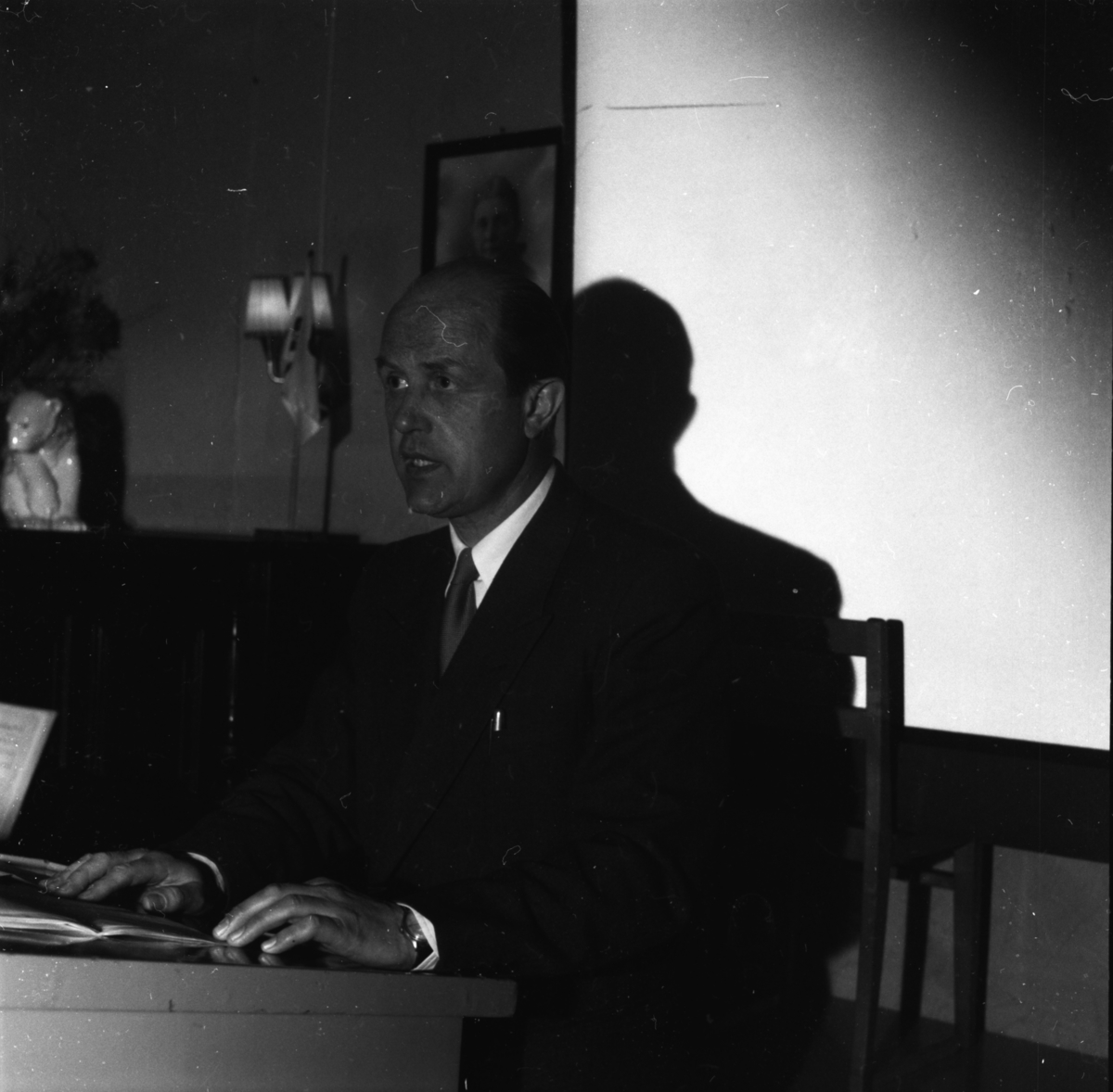 Vardens arkiv. "Dr. Hvidsten taler i Sanitetens hus"  30.03.1954