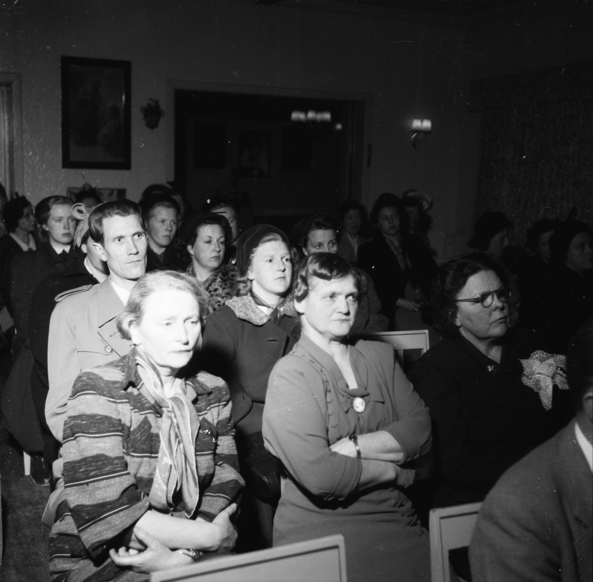 Vardens arkiv. "Dr. Hvidsten taler i Sanitetens hus"  30.03.1954