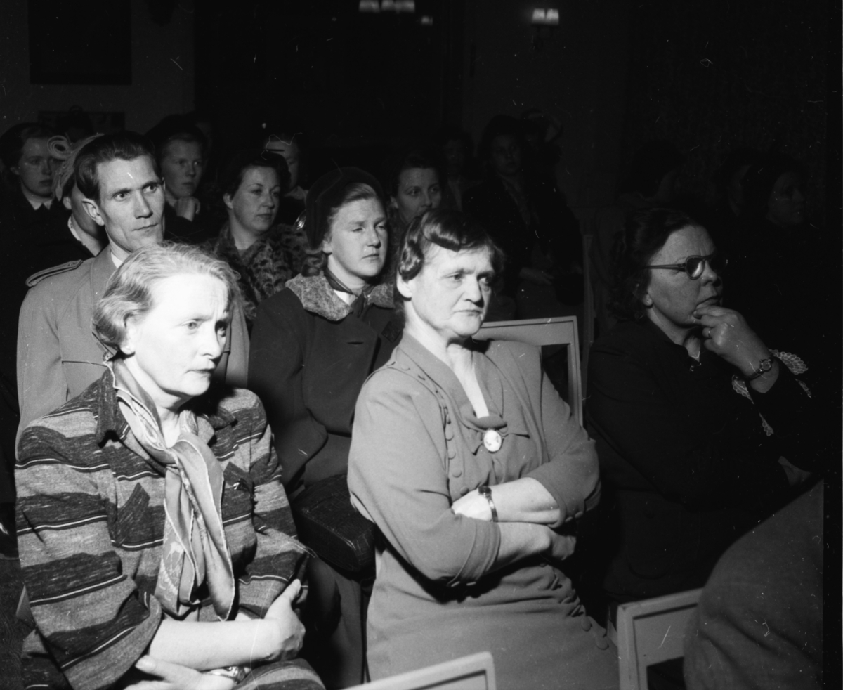 Vardens arkiv. "Dr. Hvidsten taler i Sanitetens hus"  30.03.1954