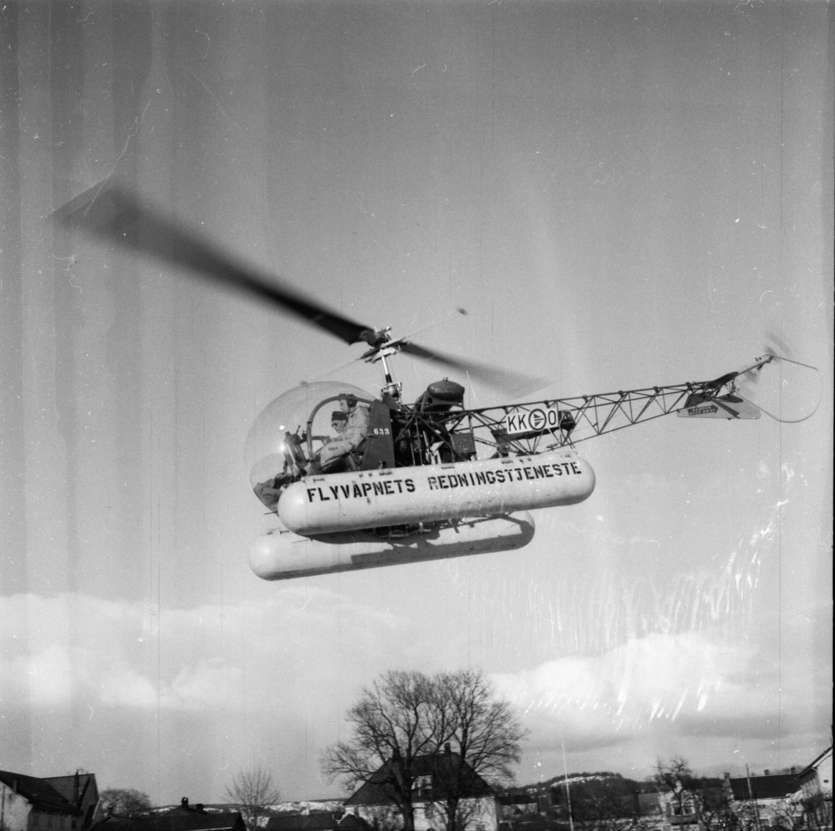 Vardens arkiv. "Flyvåpnets redningshelikopter på Prestejordet"  28.03.1954
