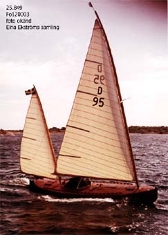 The beautiful Unda, the crown jewel of the boat collectionm belongs to the category of big sailing canoes called D canoes or canoe crusiers. She was designed by Gerhand Höborg and built at Källhagen on Djurgården (Stockholm) in1921 for C. A. Silfversparre. The association FKI (Föreningen för kanotidrott) has always bee the Unda's home club until she was donated to the National Maritime Museum in 1987. Unda's most prominent owner was Arne Ekström, who owned the boat from 1935 until his death in 1987. Arne and his wife Elna Ekström sailed Unda together for more than 50 years. When Arne passed away Elna could not bring herself to sell the beloved boat, and instead she saw to it that Unda came to the museum.

Unda was meticulously kept up by Arne, and in maintenance was on many occasions prioritized over the comfort of the family. No matter how wet and cold the crew was after having landed, Unda had to be looked after first. After more than 90 years, the care the boat has received is still obvious to the viewer.

To the canoe Unda belongs a complete sailing outfit, log books and a set of china hand-painted by Elna. Unda was donated to the National Maritime Museum in 1988 by Elna Ekström.
