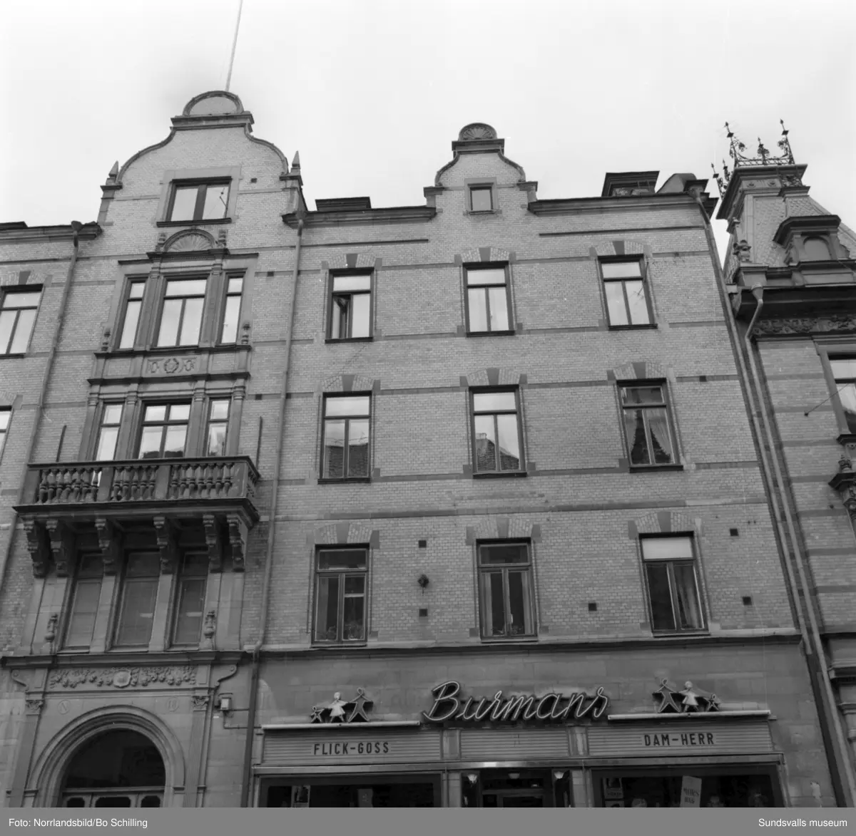 Fasader och fasaddetaljer på husen vid Sjögatan, Bankgatan och Storgatan i kvarteret Jupiter med butiker som Burmans, Focus-baren, Salong Femina, Sjöfartshotellet och Hobbyskärmar.