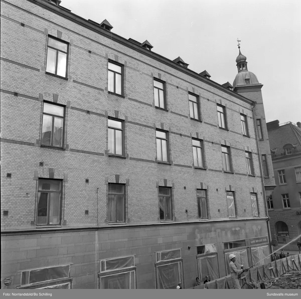 Fasader och fasaddetaljer på husen vid Sjögatan, Bankgatan och Storgatan i kvarteret Jupiter med butiker som Burmans, Focus-baren, Salong Femina, Sjöfartshotellet och Hobbyskärmar.