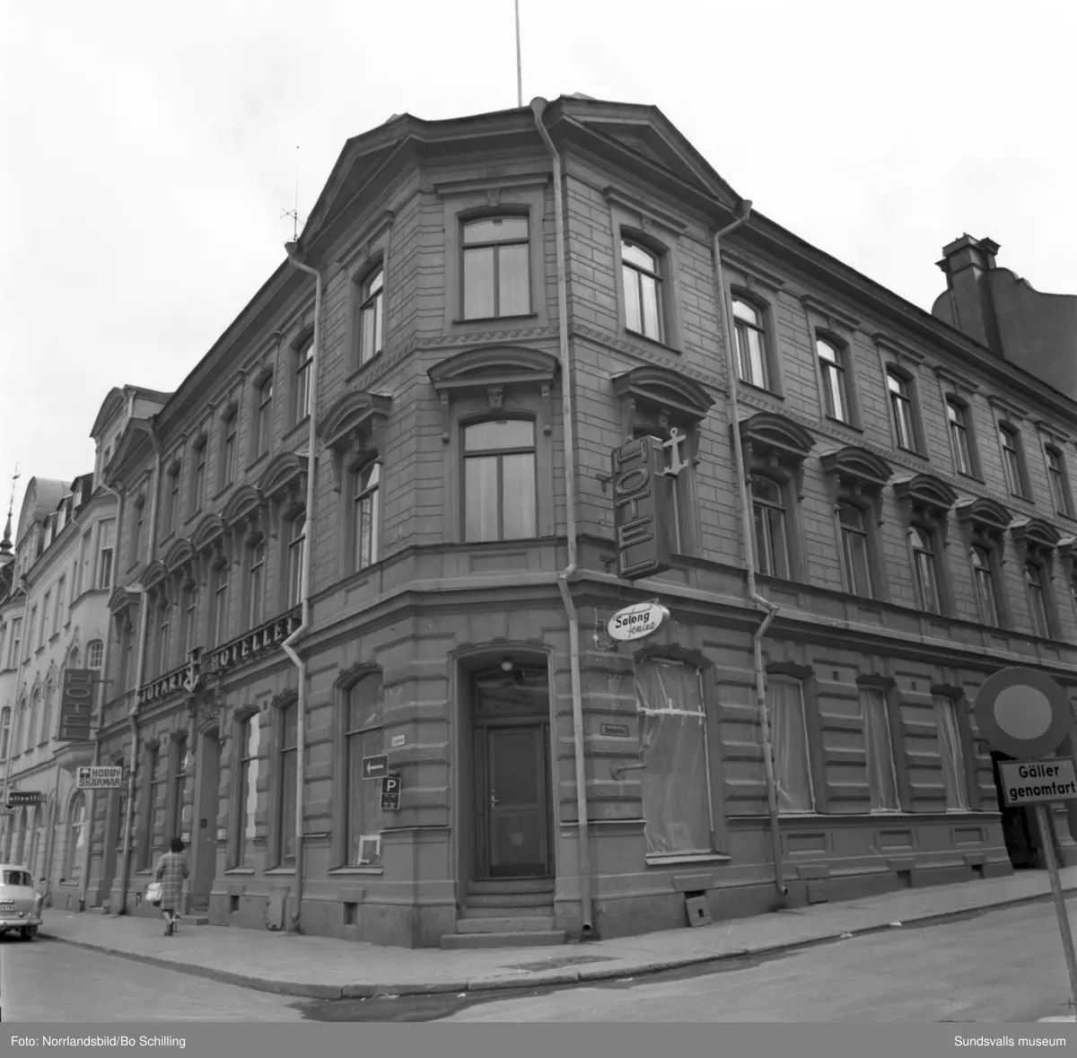 Fasader och fasaddetaljer på husen vid Sjögatan, Bankgatan och Storgatan i kvarteret Jupiter med butiker som Burmans, Focus-baren, Salong Femina, Sjöfartshotellet och Hobbyskärmar.