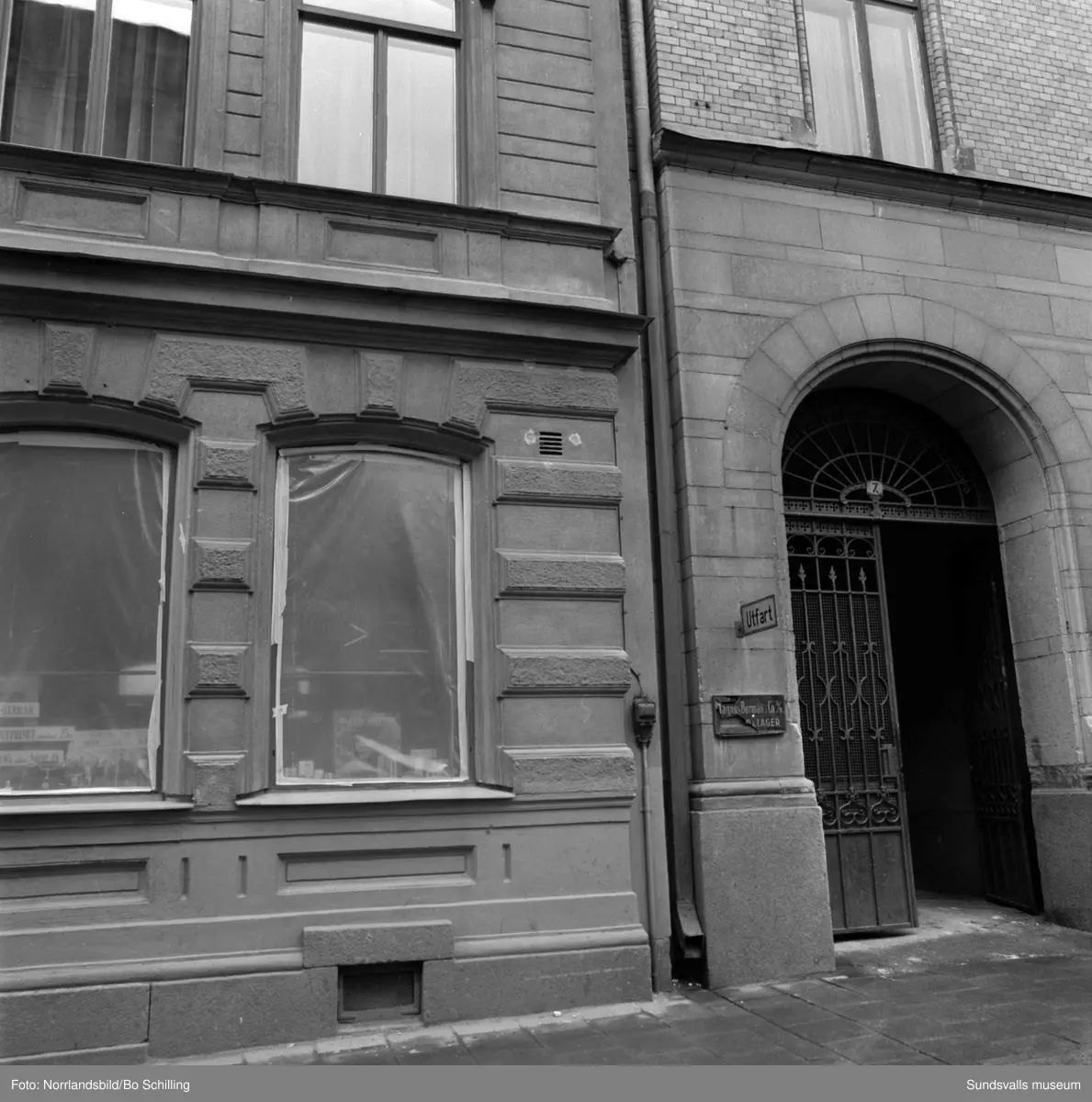 Fasader och fasaddetaljer på husen vid Sjögatan, Bankgatan och Storgatan i kvarteret Jupiter med butiker som Burmans, Focus-baren, Salong Femina, Sjöfartshotellet och Hobbyskärmar.
