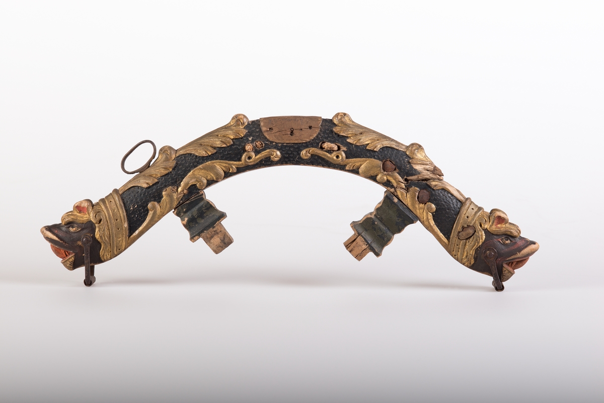 Med dyrehoder, svart forgylt. 