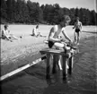 Fyra värnpliktiga från Norrlands dragonregemente K4, Umeå på stranden, 1955-1956.