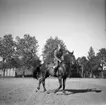Värnplikt på övningsbanan med sin häst. Norrlands dragonregemente K4, Umeå, 1955-1956.