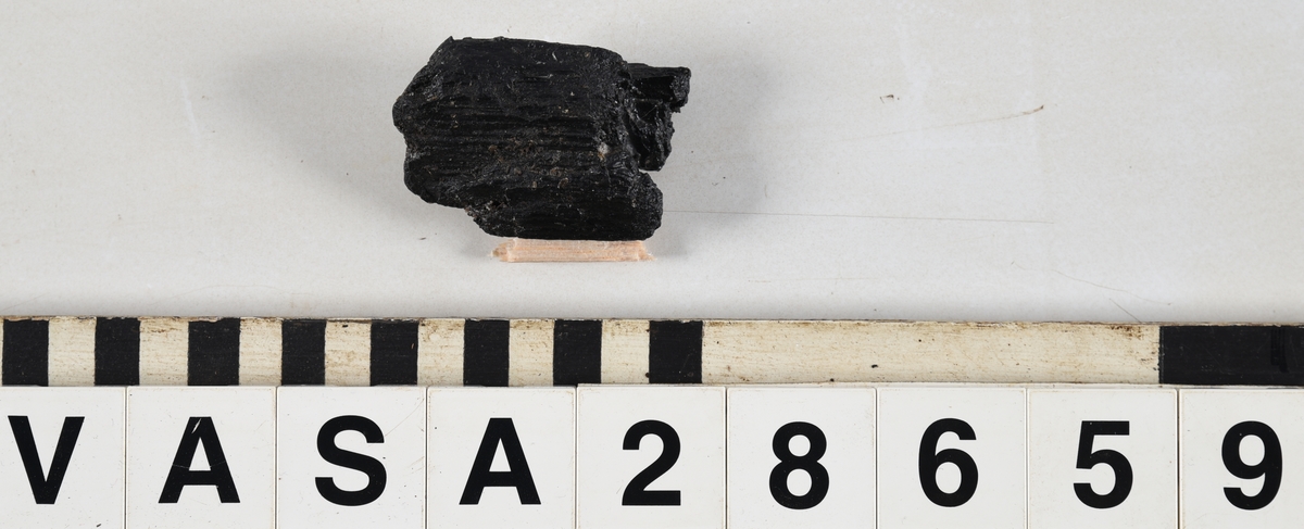 Liten fragment. Två avbrutna plugghål.
