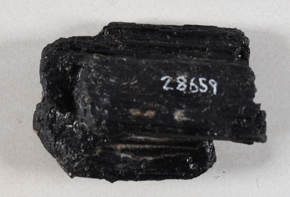 Liten fragment. Två avbrutna plugghål.