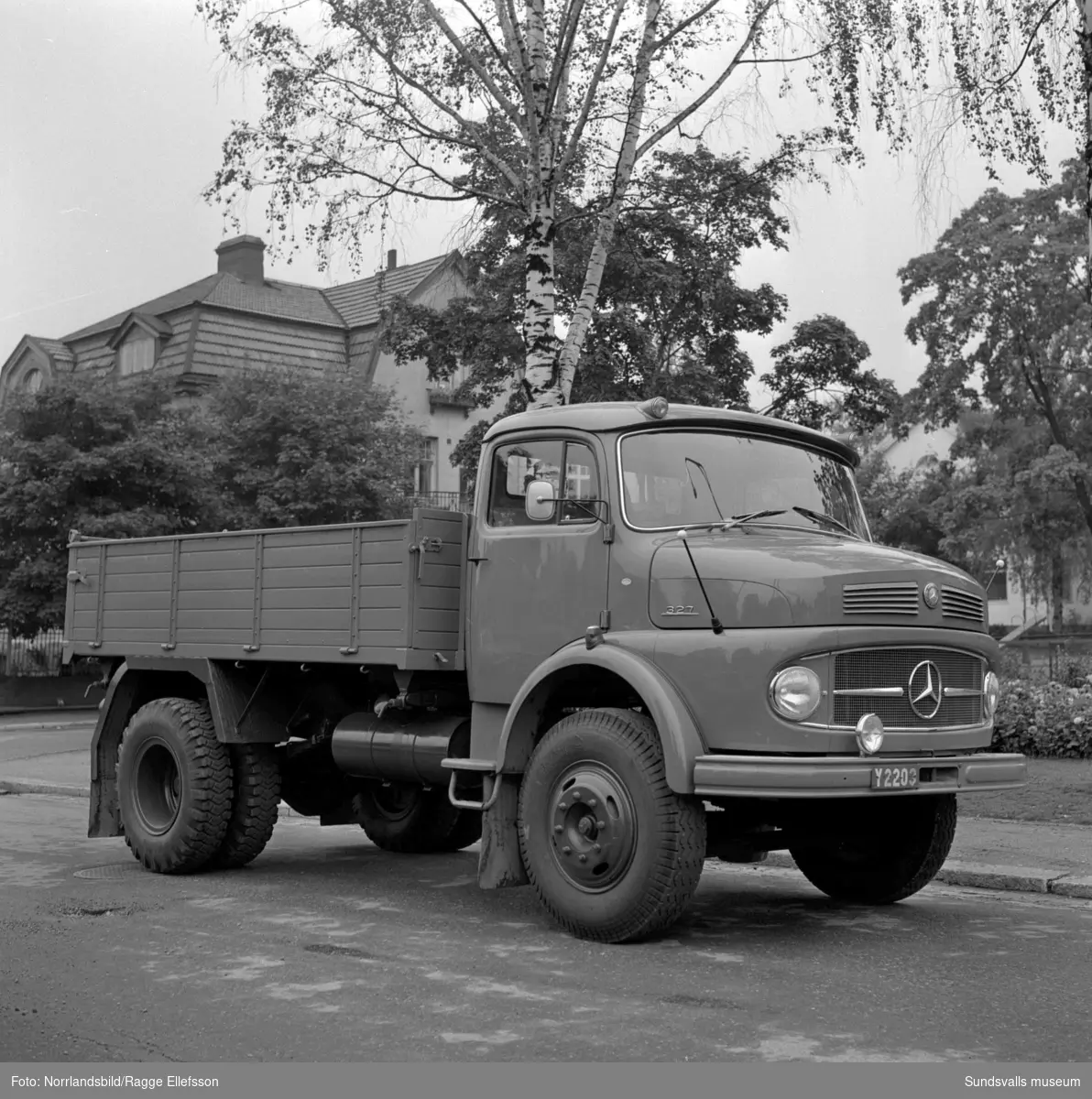 Ny lastbil Mercedes 327 från Plipssons bilfirma. Fotot taget på Södra Järnvägsgatan vid Esplanaden och i bakgrunden syns fastigheten vid Esplanaden 23.