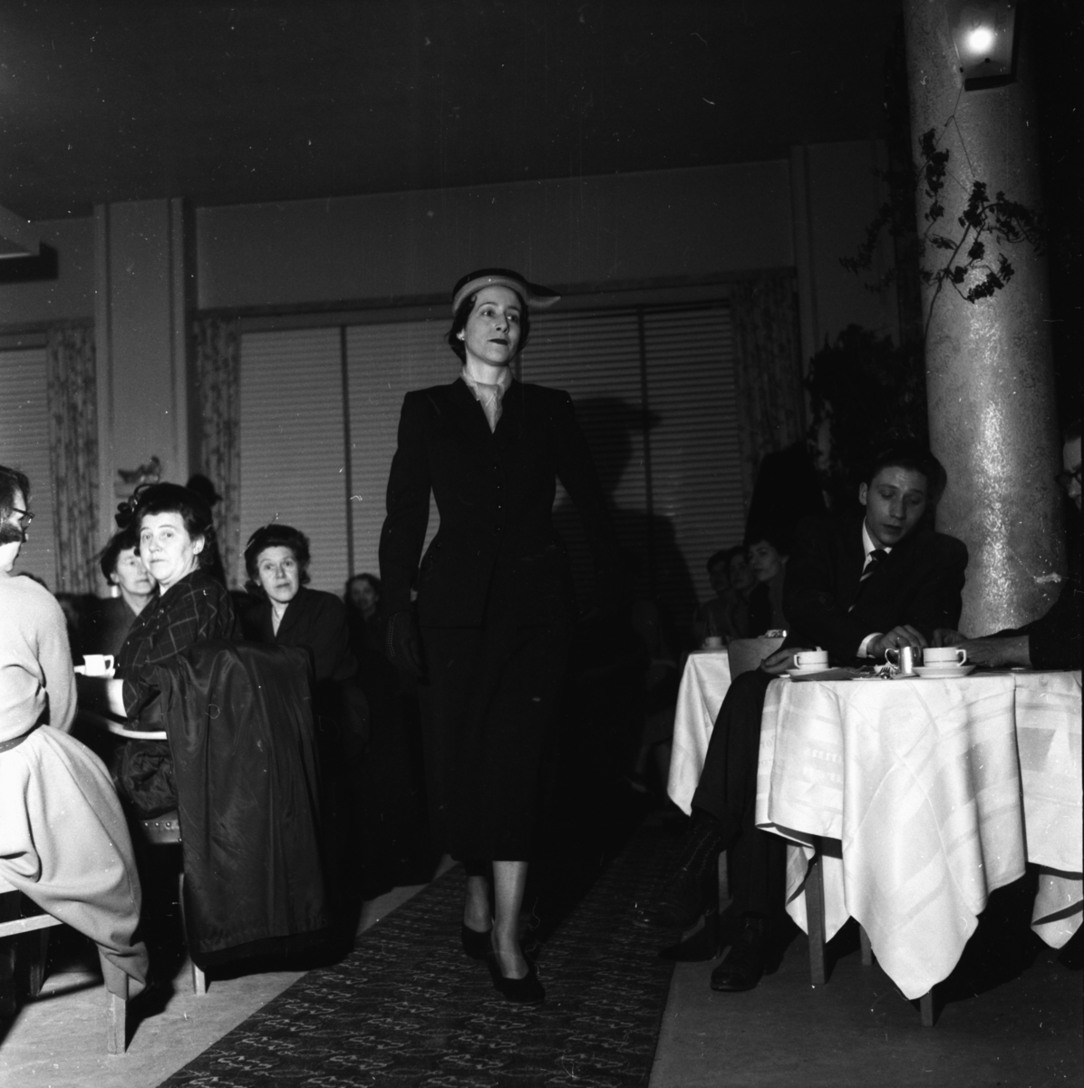 Vardens arkiv. "Mannequin-oppvisning i Porsgrunn. H. Olsen"  25.03.1954